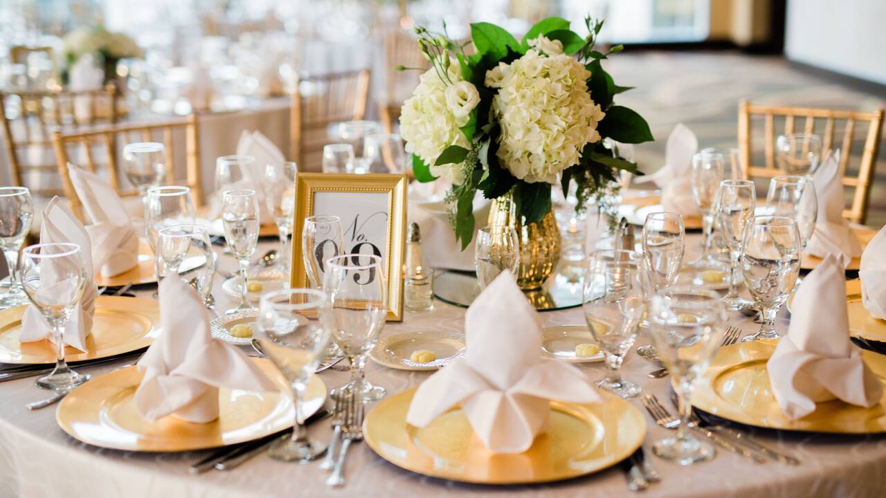 Tischdeko für die Goldene Hochzeit arrangieren | EDEKA