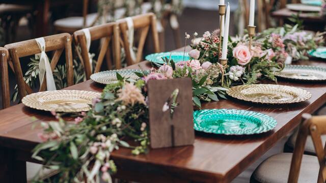 Buntes Blumengesteck auf Holztafel