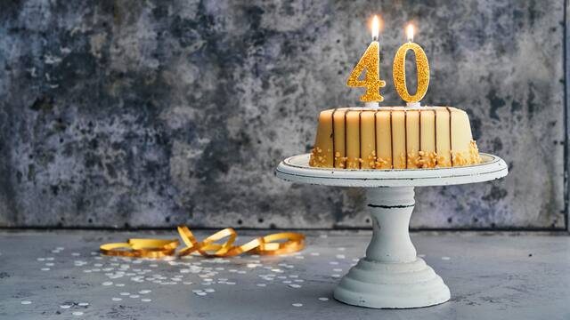 Torte mit goldener 40 sowie goldene Deko. 