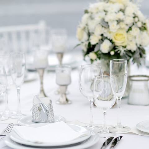 Tisch elegant in weiß und silber gedeckt. 