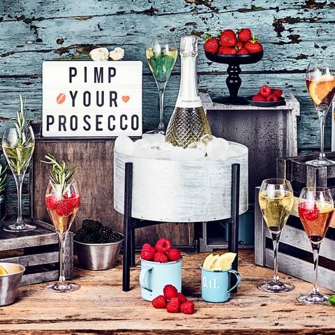 Sie können Ihren Prosecco mit verschiedenen Früchten und Kräutern aufpeppen. 