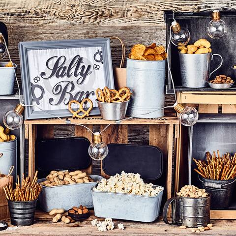 Eine Salty Bar bietet salzige Snacks wie Chips, Flips, Nüsse und Salzstangen. 