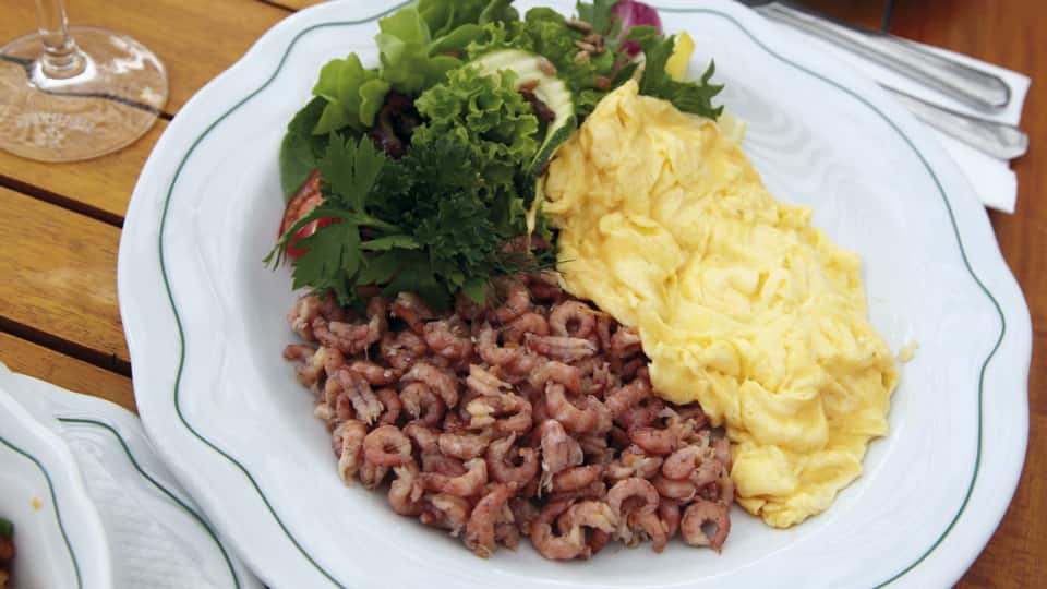 Typisch norddeutsch: Krabben mit Rührei | EDEKA Typisch norddeutsch: Krabben mit Rührei | EDEKA