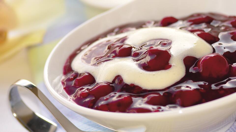 Rote Grütze mit Vanillesoße | EDEKA