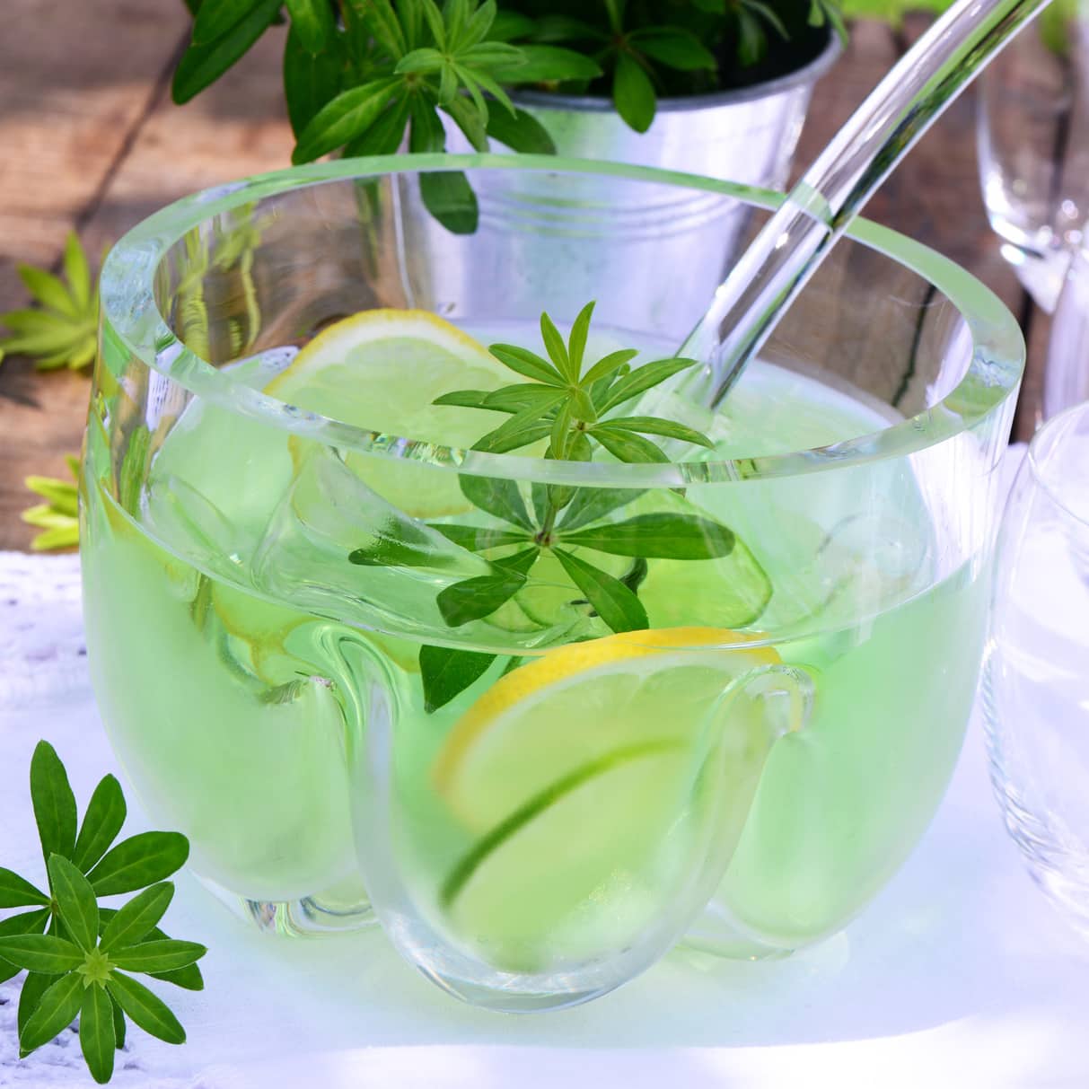 Maibowle mit Waldmeistersirup | EDEKA