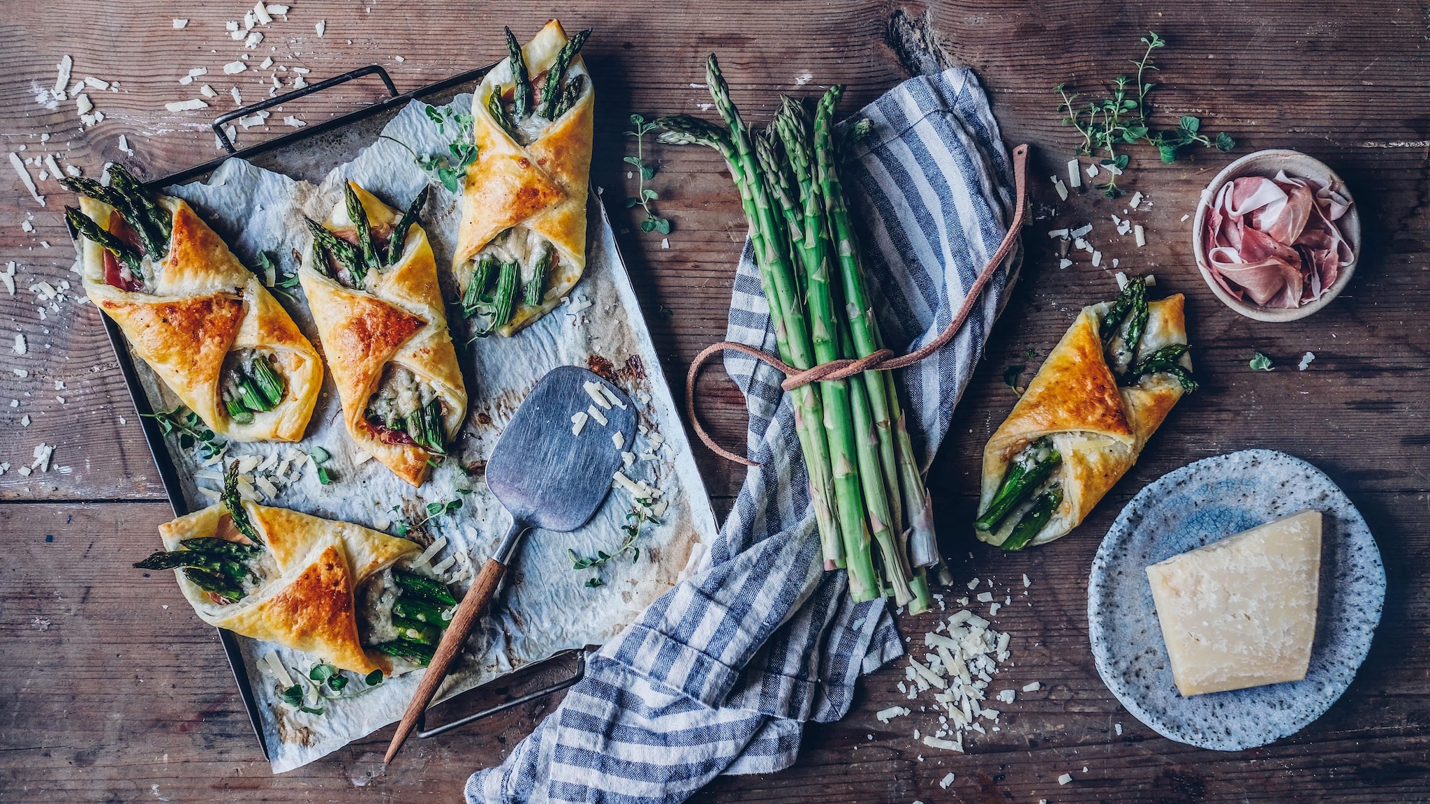 Blätterteig-Bündel mit Prosciutto und Spargel