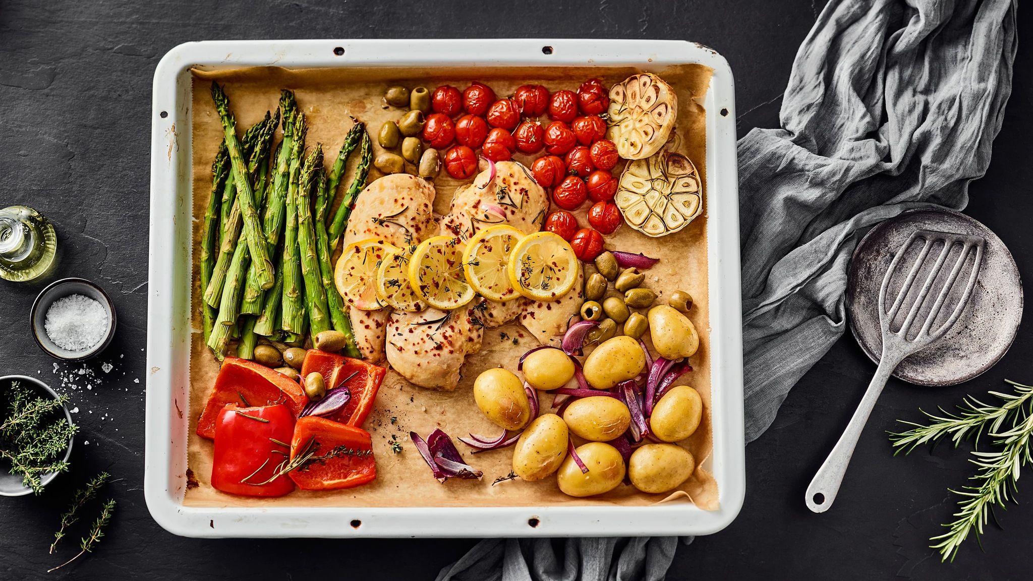 One-Sheet-Pan mit Hühnchen und Spargel