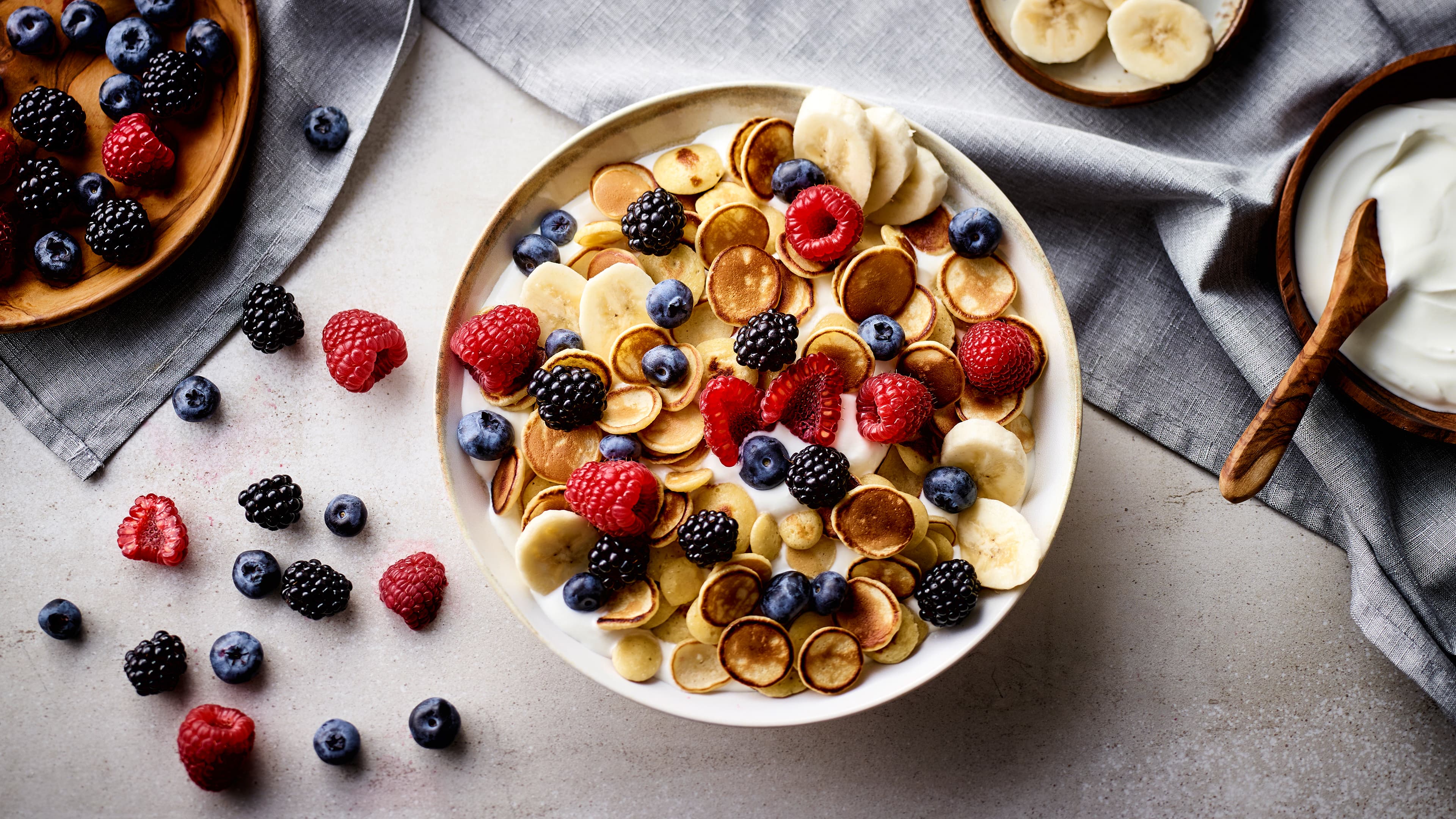 Pancake-Cereal mit Joghurt und Beeren