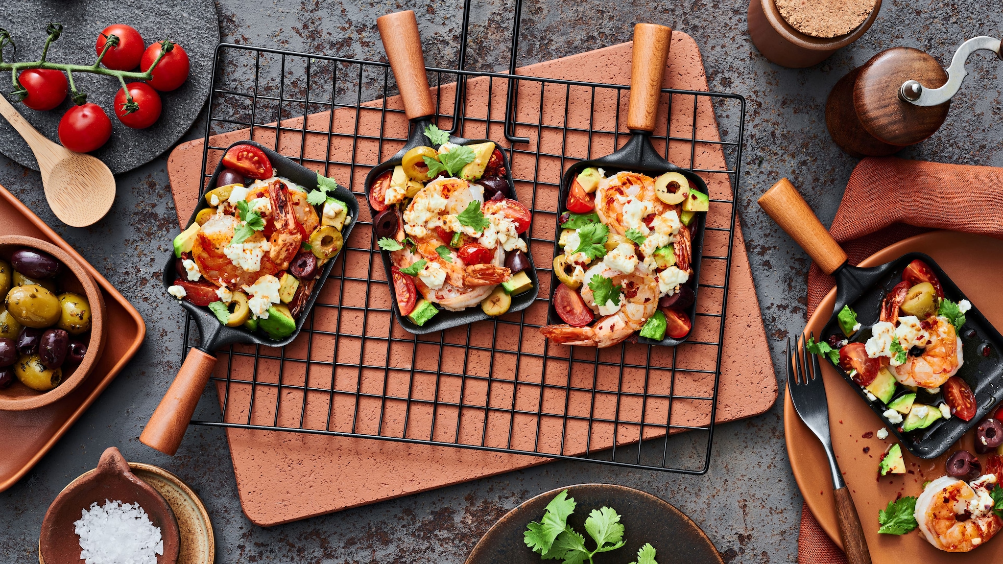 Raclette mit Garnelen, Avocado, Kirschtomaten und Oliven