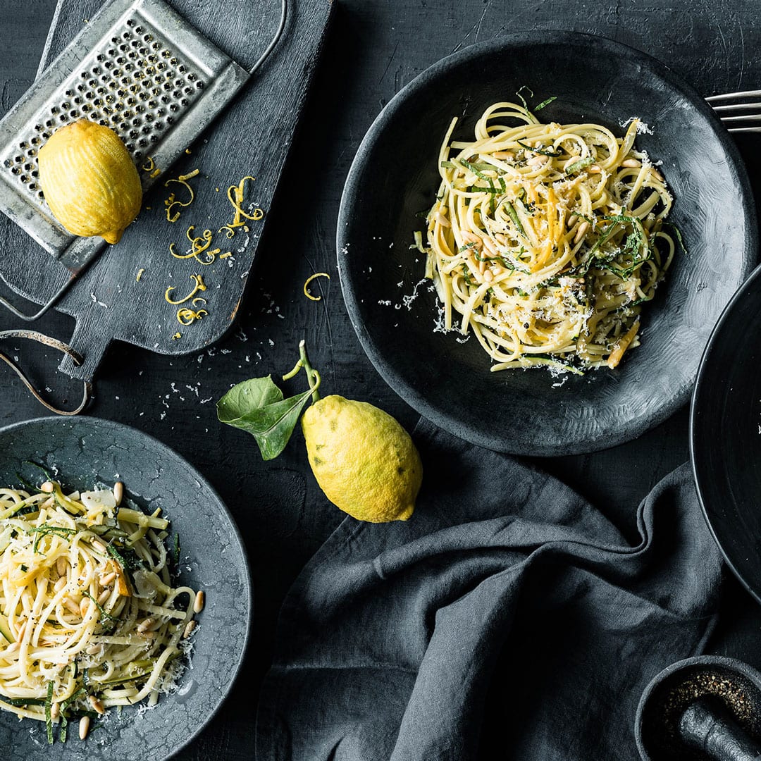 Zitronen-Pasta mit gerösteten Nüssen
