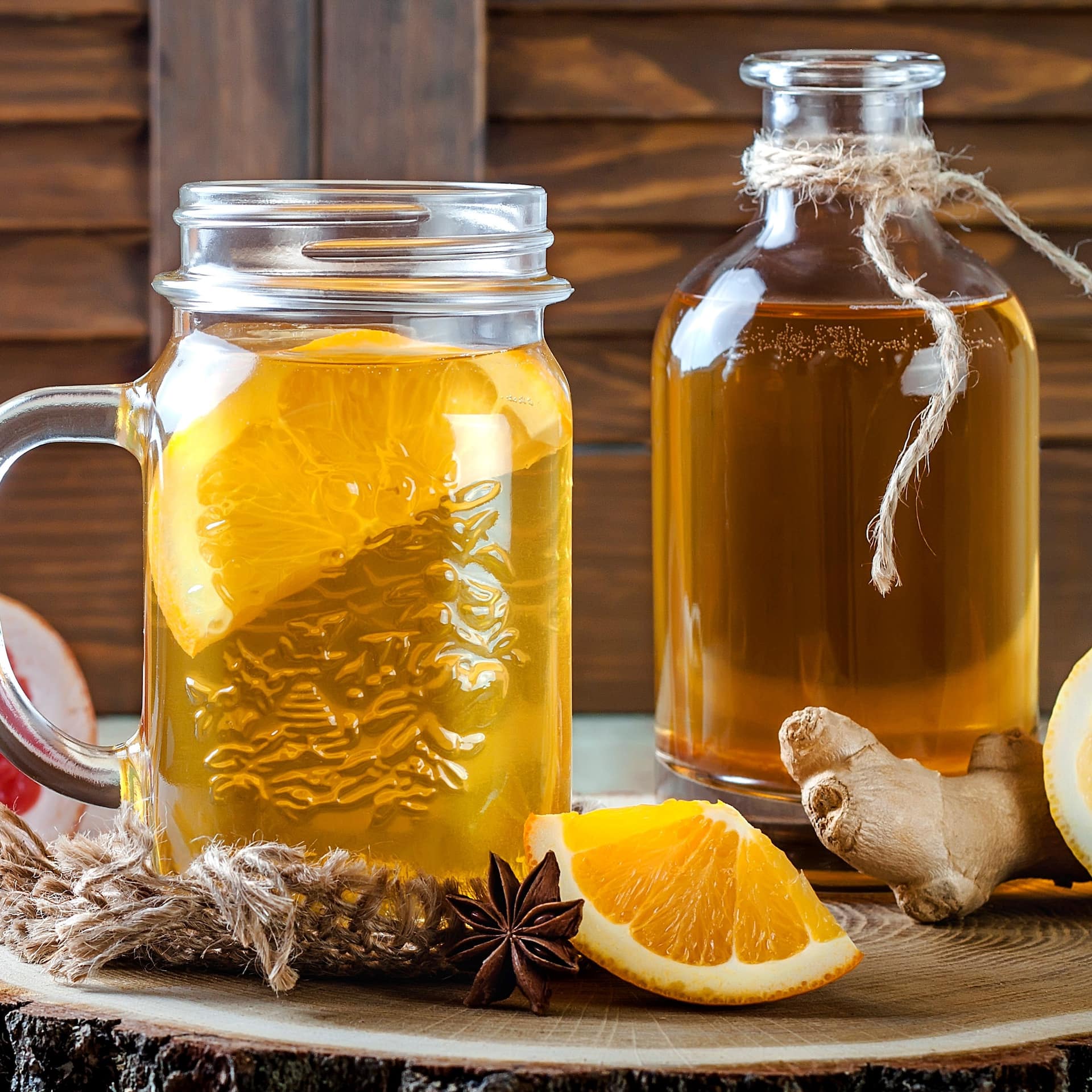 Kombucha in Gläsern und Flaschen