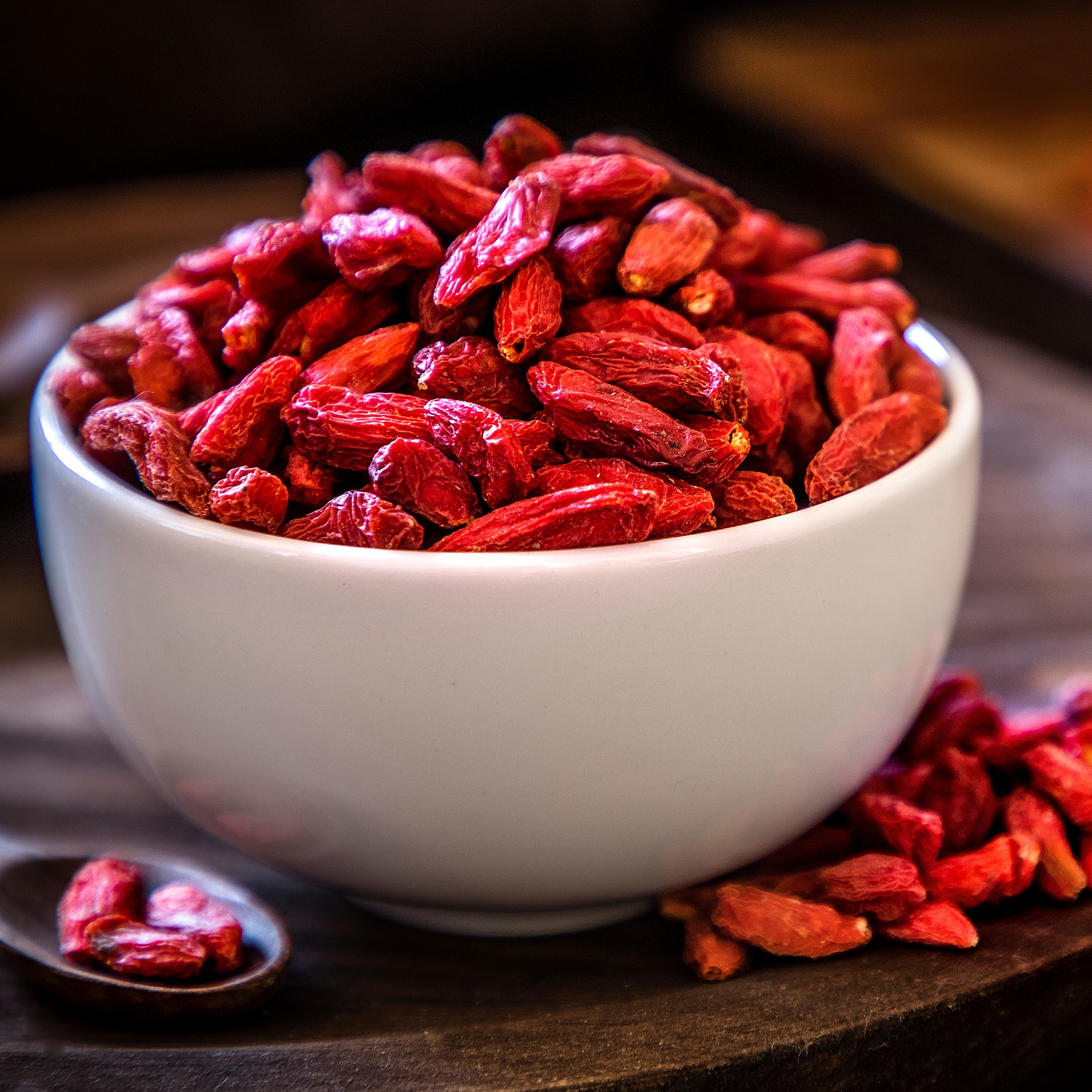 Goji-Beeren in Porzellanschale