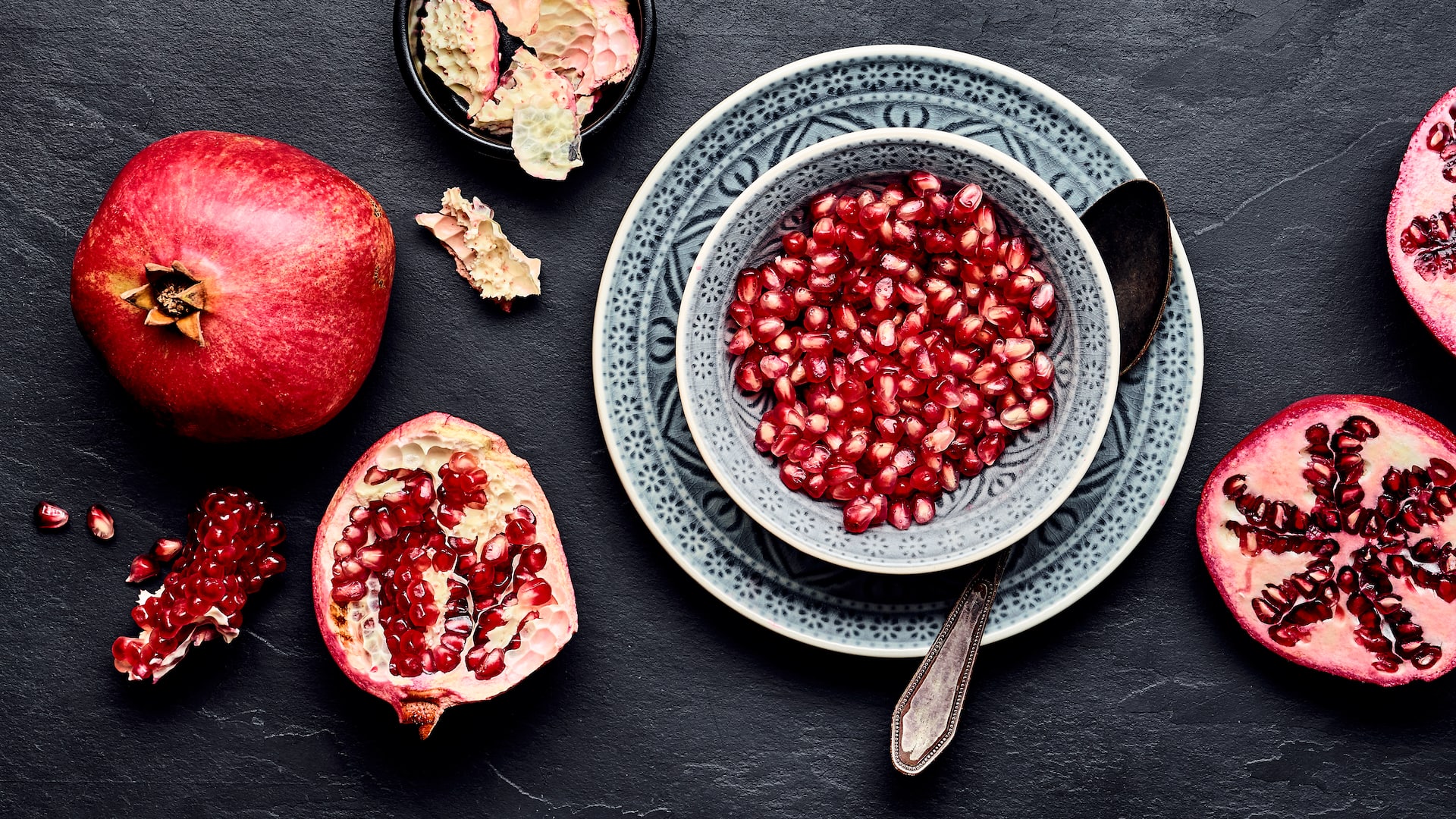 Granatapfelteile essen