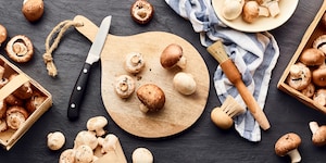 Pilze putzen und braten
