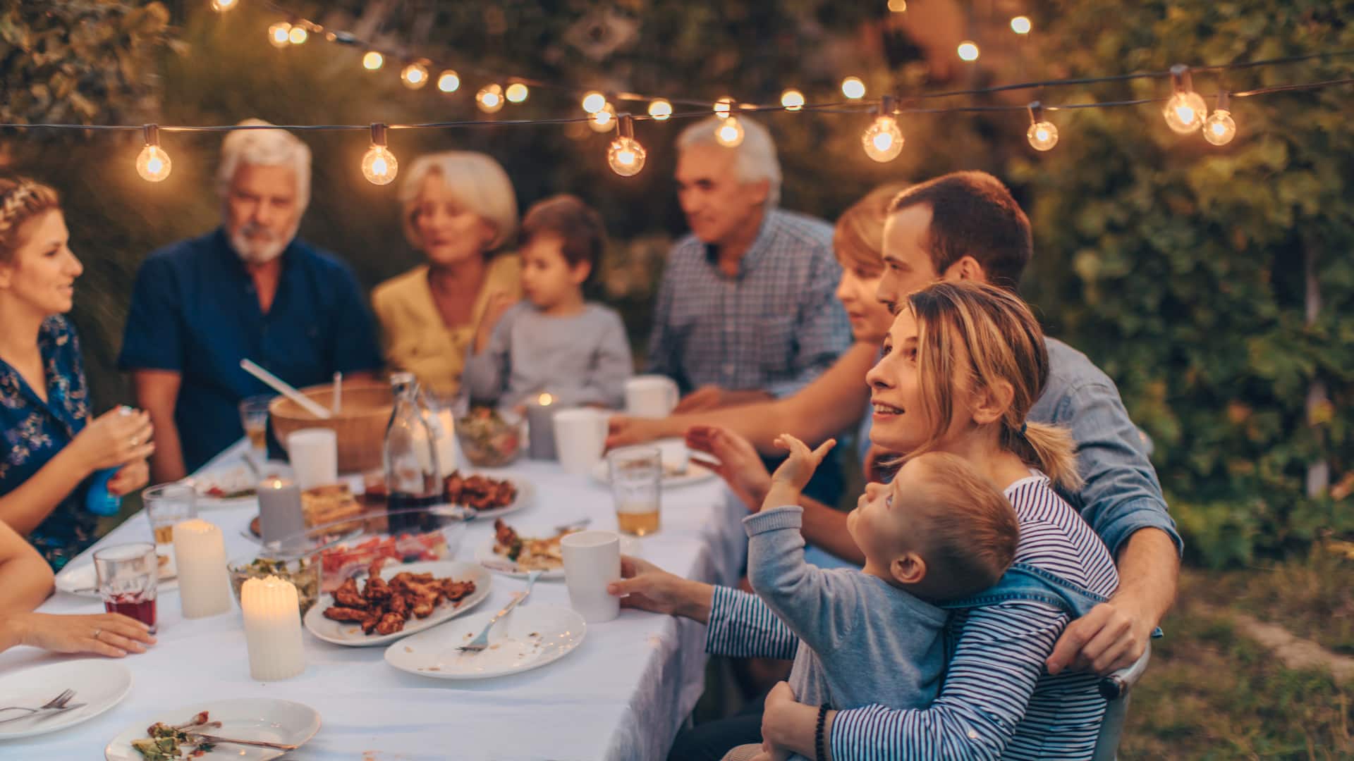Lichterketten und Kerzen sorgen für gemütliches Licht am Abend.  