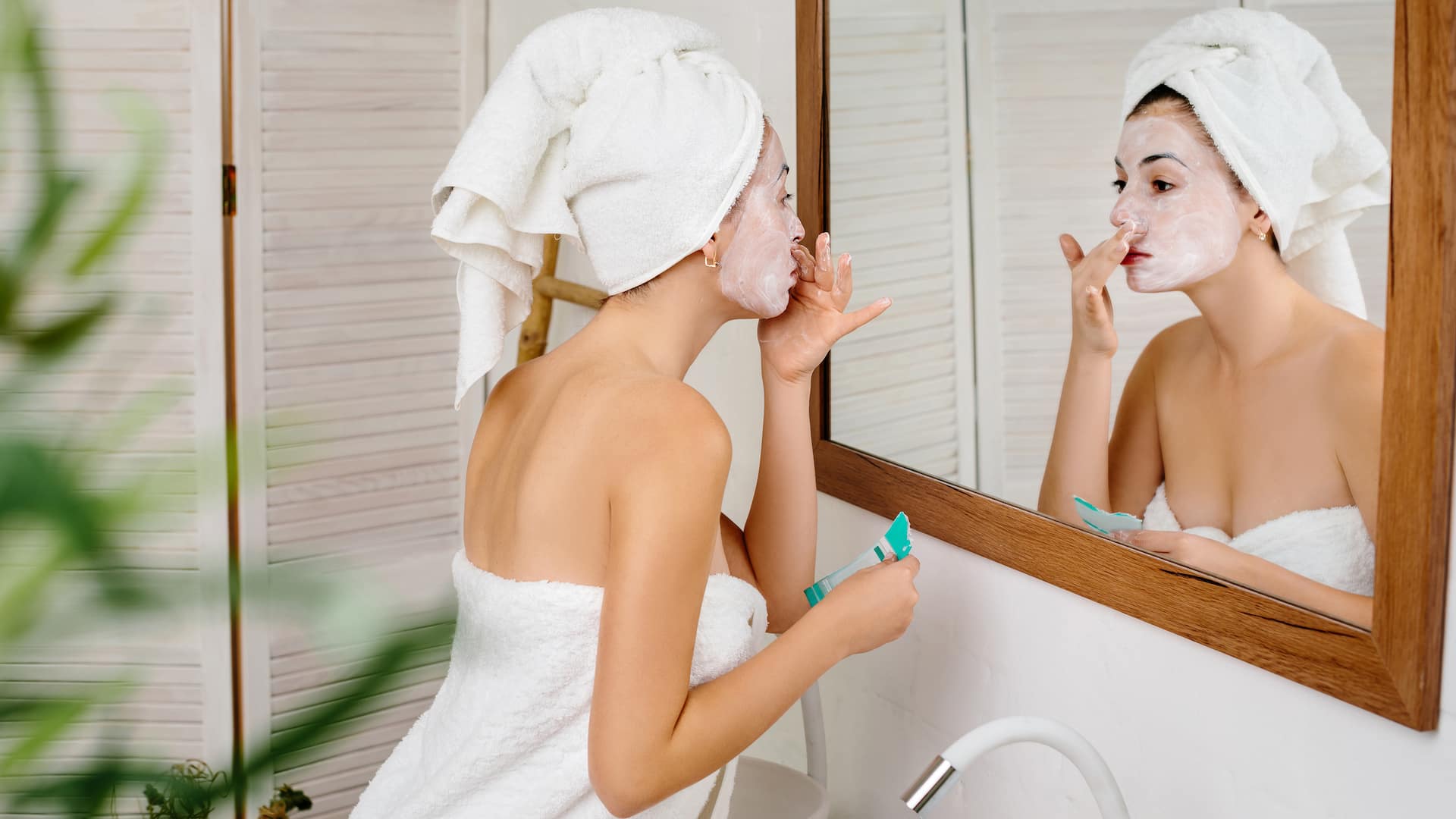 Frau trägt Enzympeeling auf