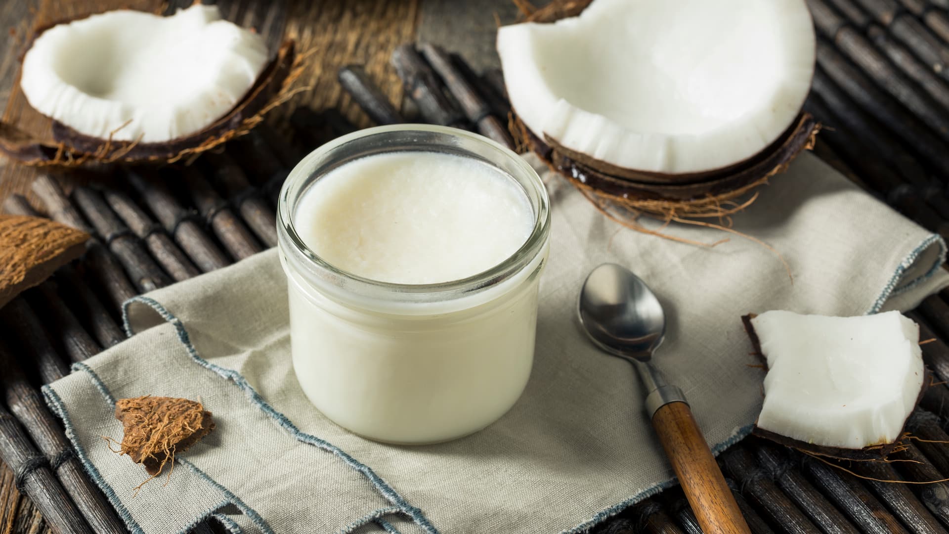 Kokosöl und Kokosschalen