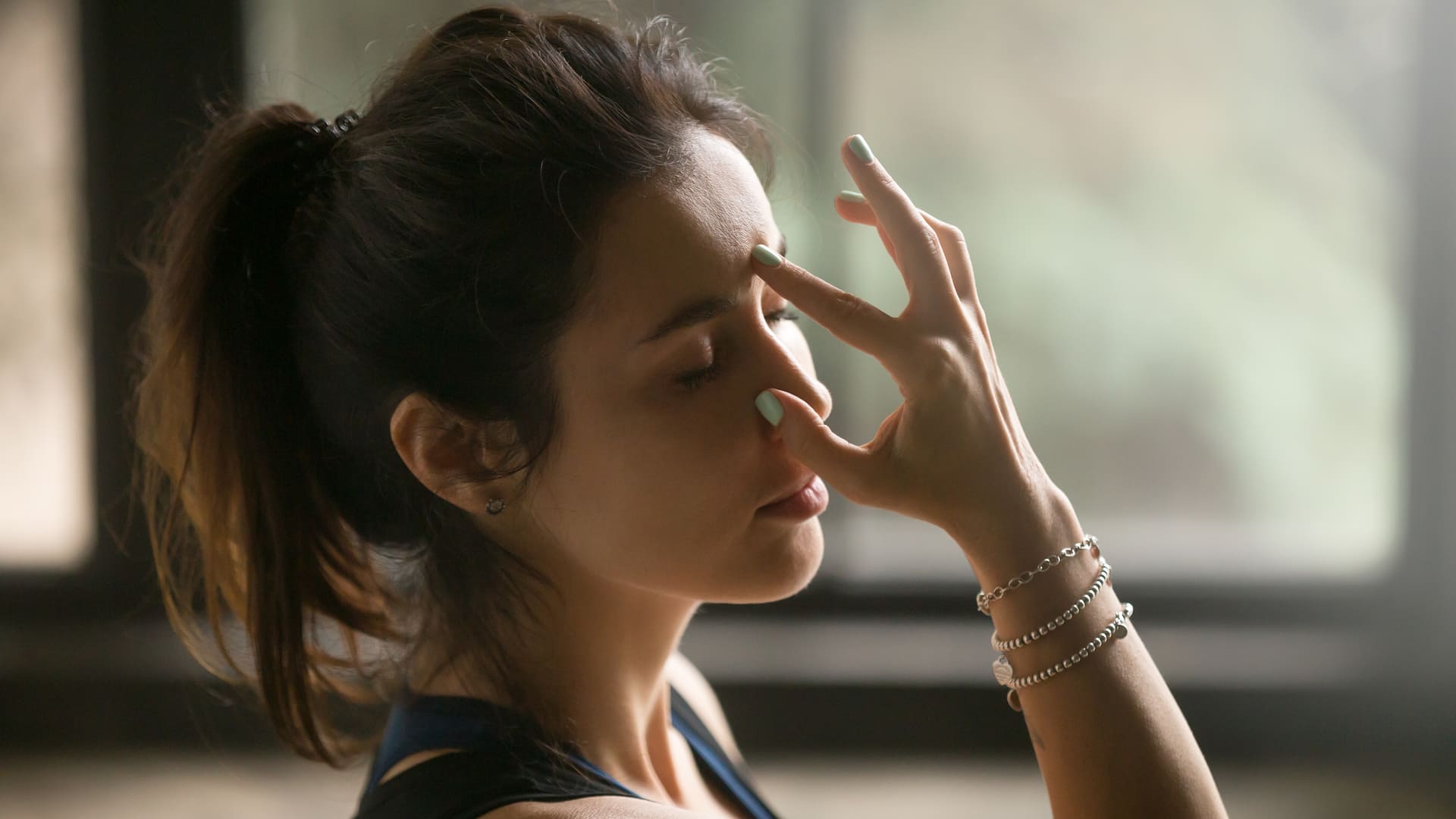 Frau macht Atemübungen