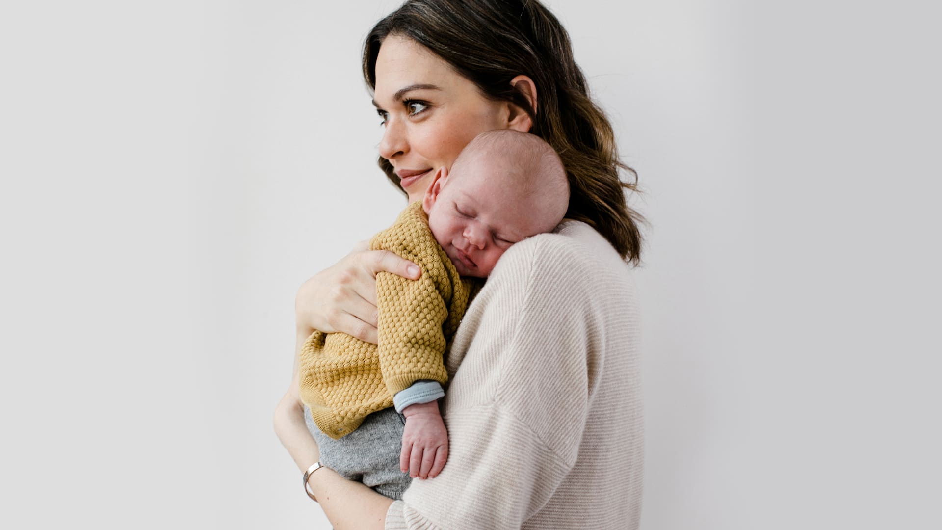 Mutter und Baby stillen