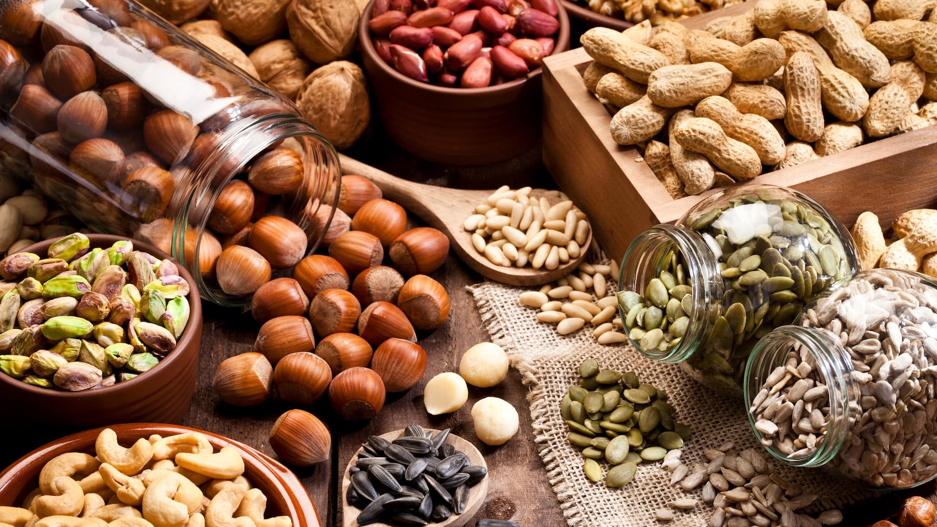 Nüsse und Hülsenfrüchte mit Phosphor in Schalen.