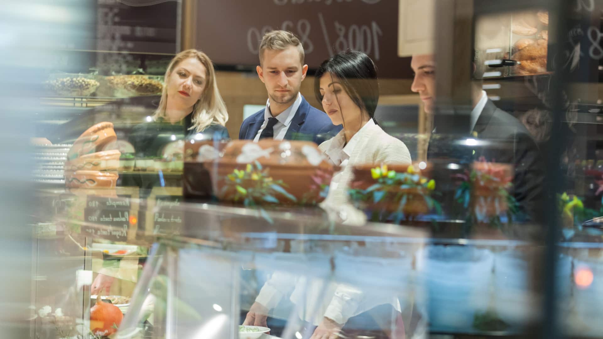 Kantinenbesuche sorgen für Müdigkeit nach dem Essen