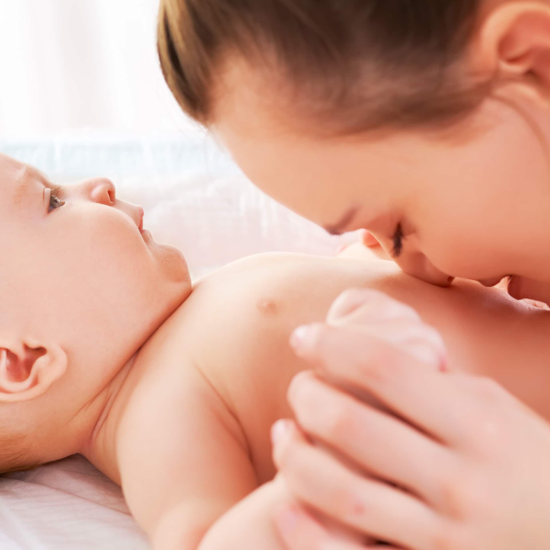 Baby mit Mutter glücklich nach Nabelpflege