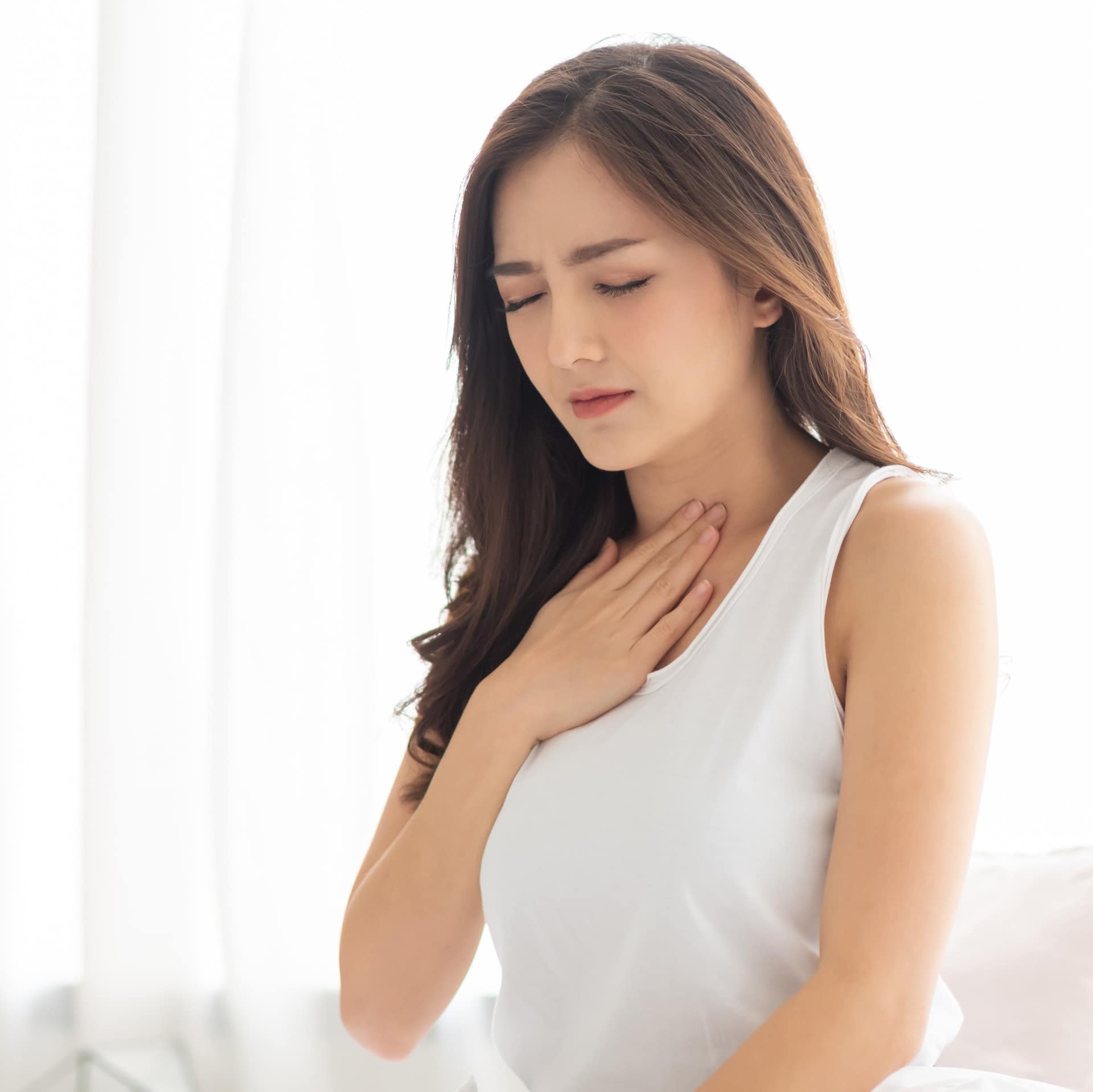 Frau mit Sodbrennen braucht Reflux-Ernährung