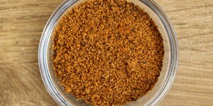 Cajun-Gewürz in Glasschale