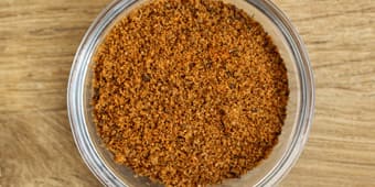 Cajun-Gewürz in Glasschale