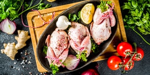 Wachteln in Backform