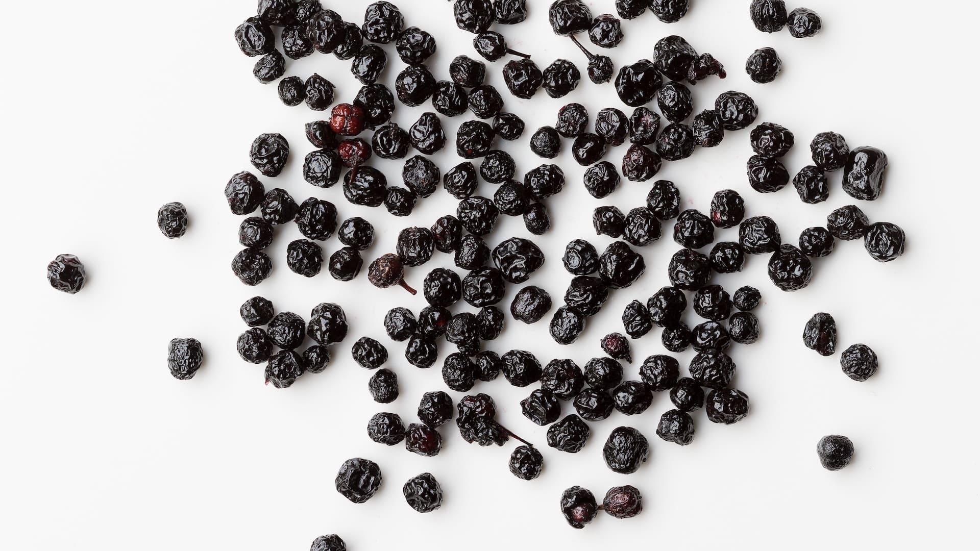 Maqui Beeren auf weißem Hintergrund