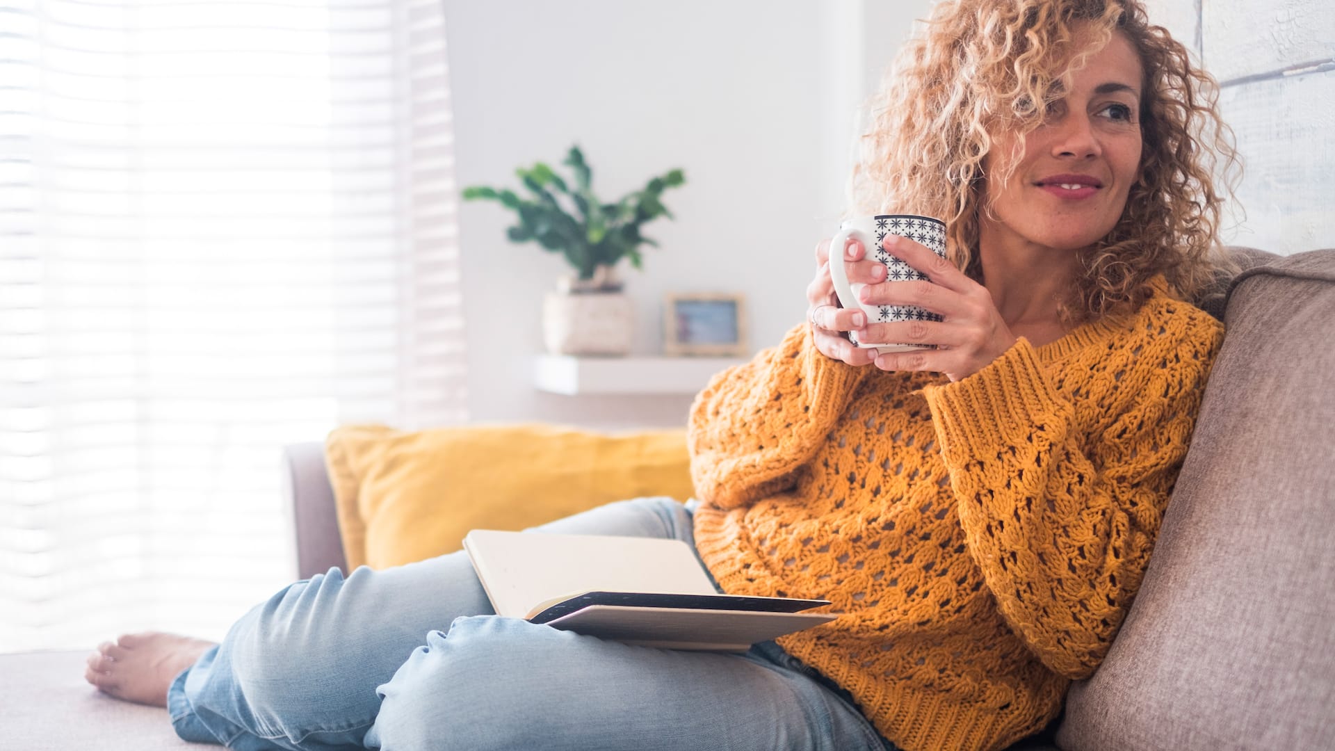 Mentaltraining: So schulen Sie Ihren Geist für eine gesündere Ernährung Blonde Frau trinkt entspannt Tee.