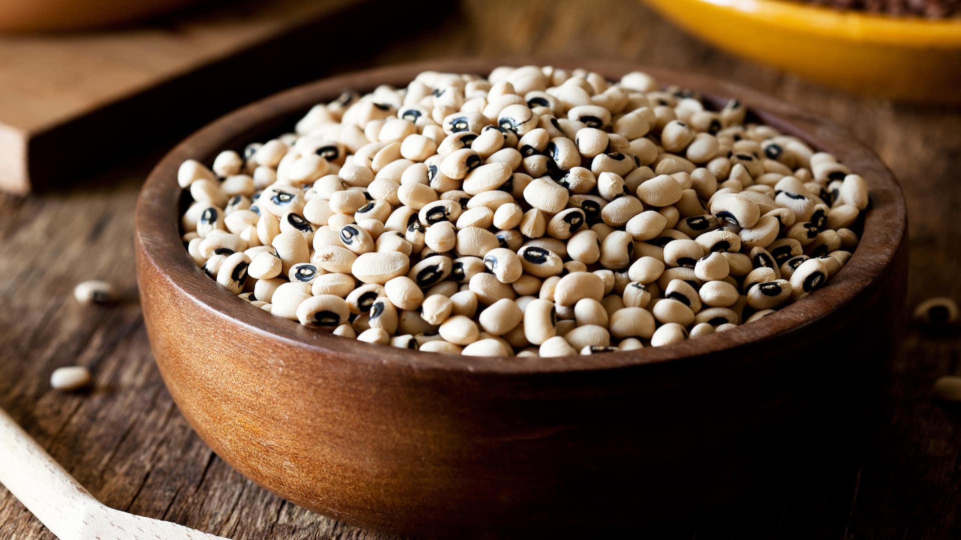 Augenbohnen in Holzschale