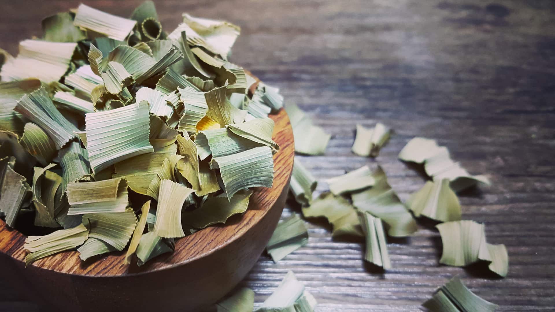 Getrocknete Blätter des Pandan in Holzschale