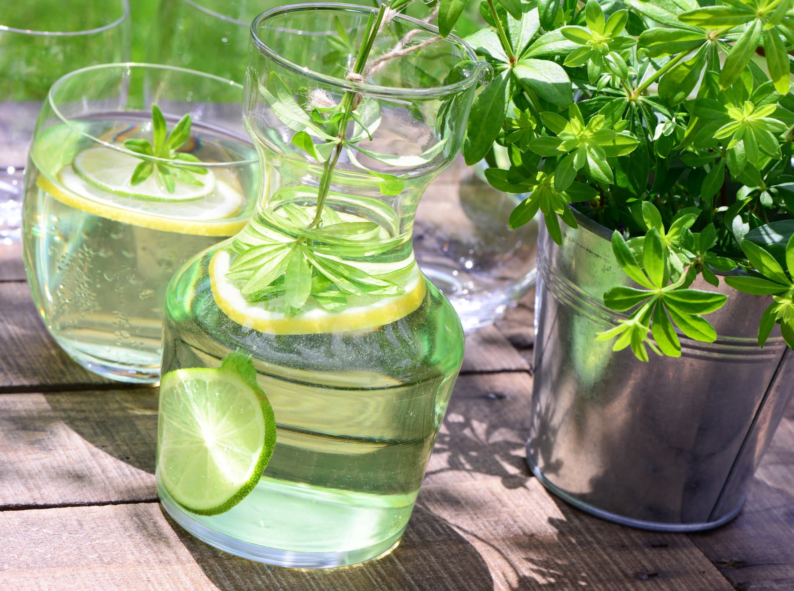 Maibowle mit Waldmeistersirup | EDEKA