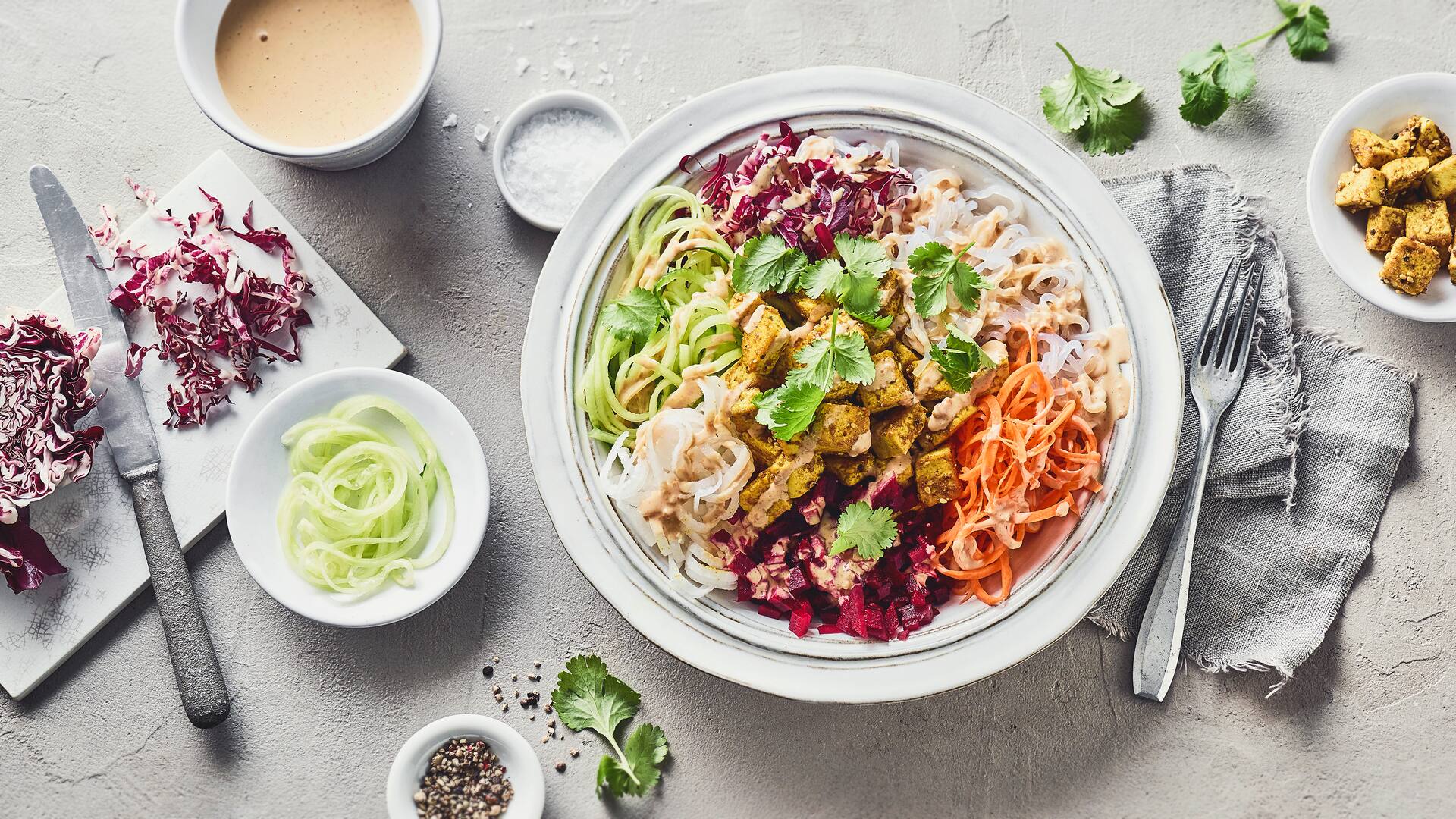 Keto-Bowl mit Erdnusssauce