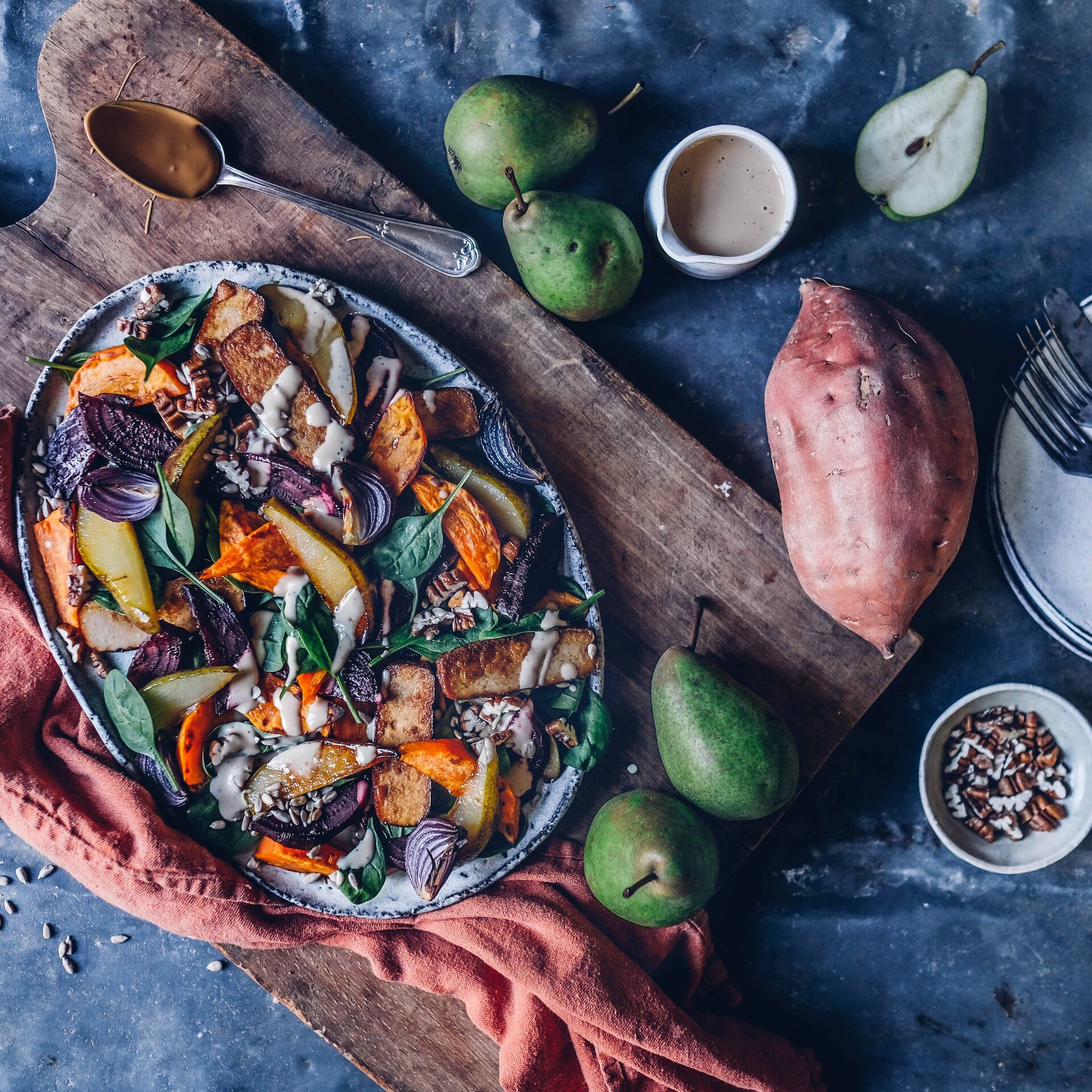 Süßkartoffel-Salat mit gegrilltem Tofu und Birne