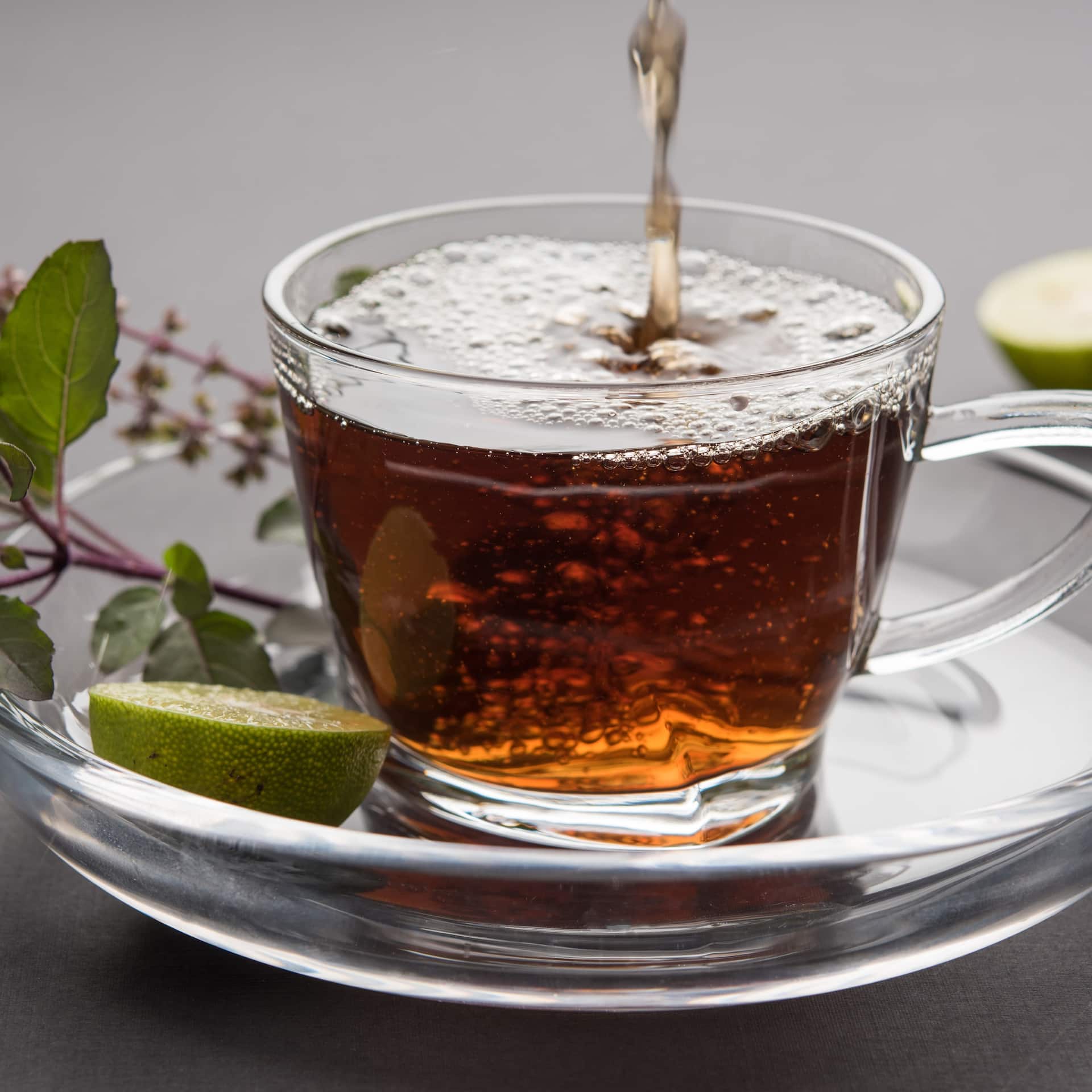 Glastasse mit Tulsitee