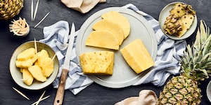 Ananas schälen und schneiden