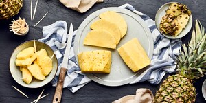 Ananas schälen und schneiden