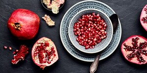 Granatapfelteile essen