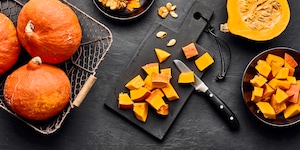 Hokkaido-Kürbis schälen