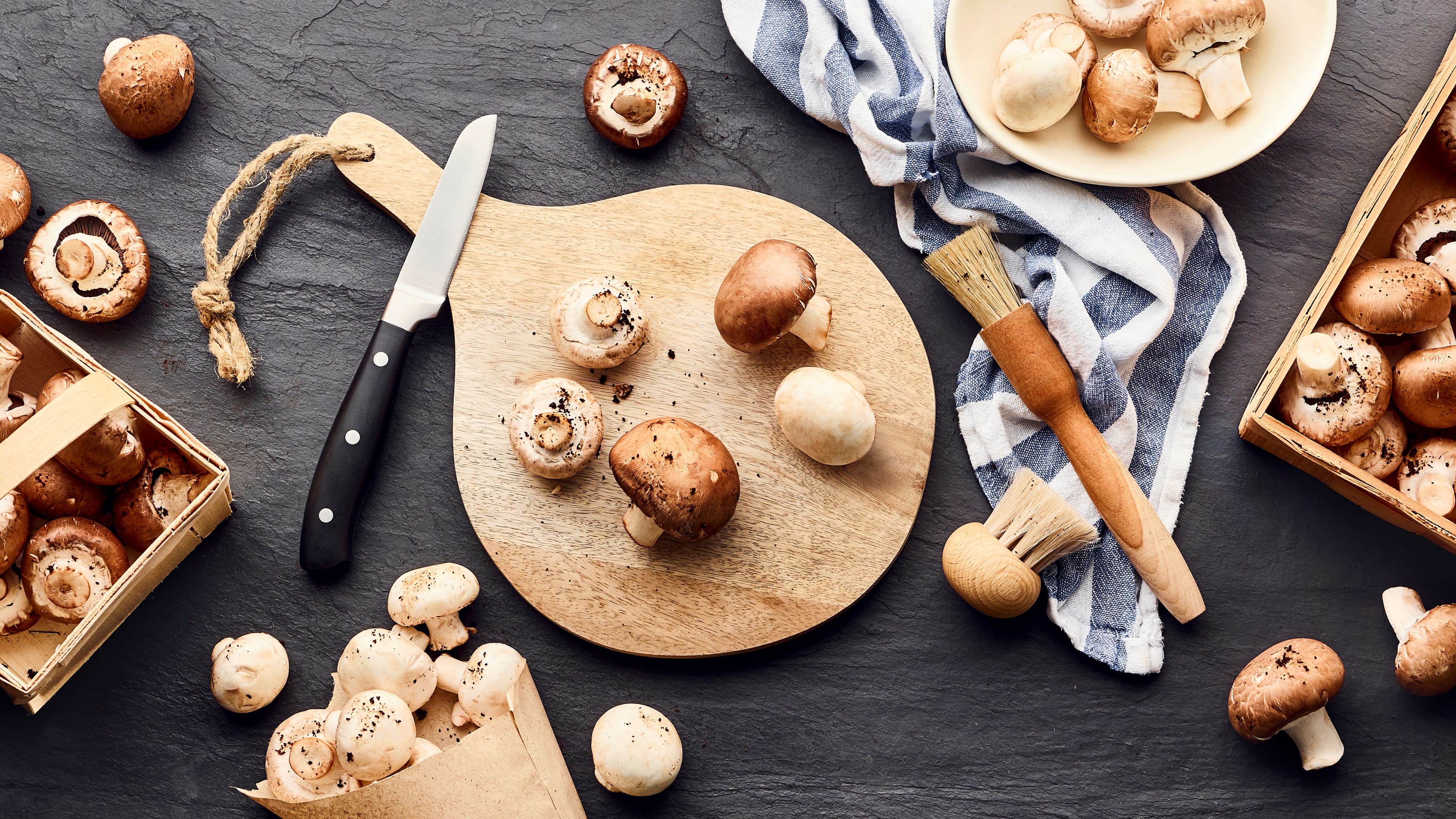 Pilze putzen und braten