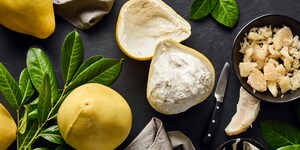 Pomelo schälen und schneiden