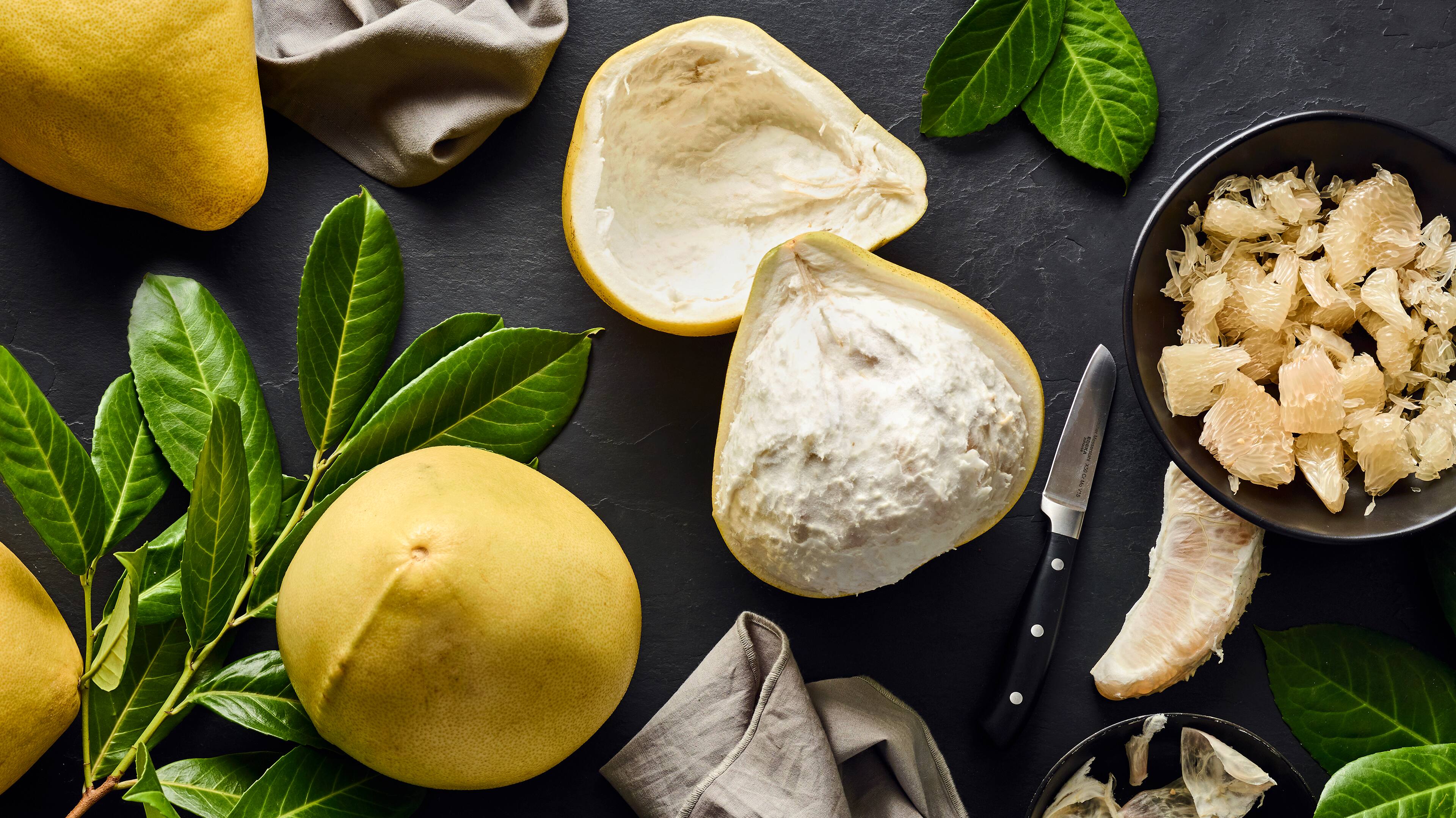Pomelo schälen und schneiden