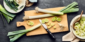 Porree putzen und schneiden