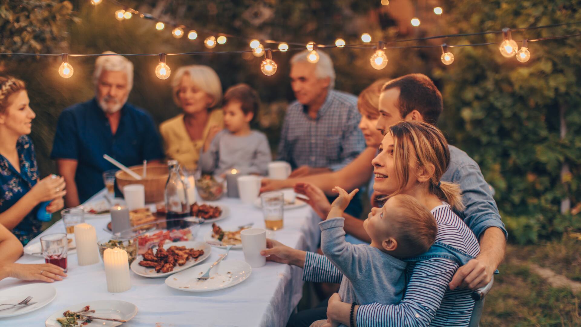 Lichterketten und Kerzen sorgen für gemütliches Licht am Abend.  
