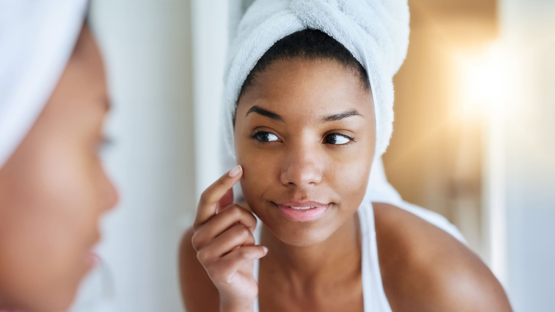 Frau cremt sich das Gesicht ein