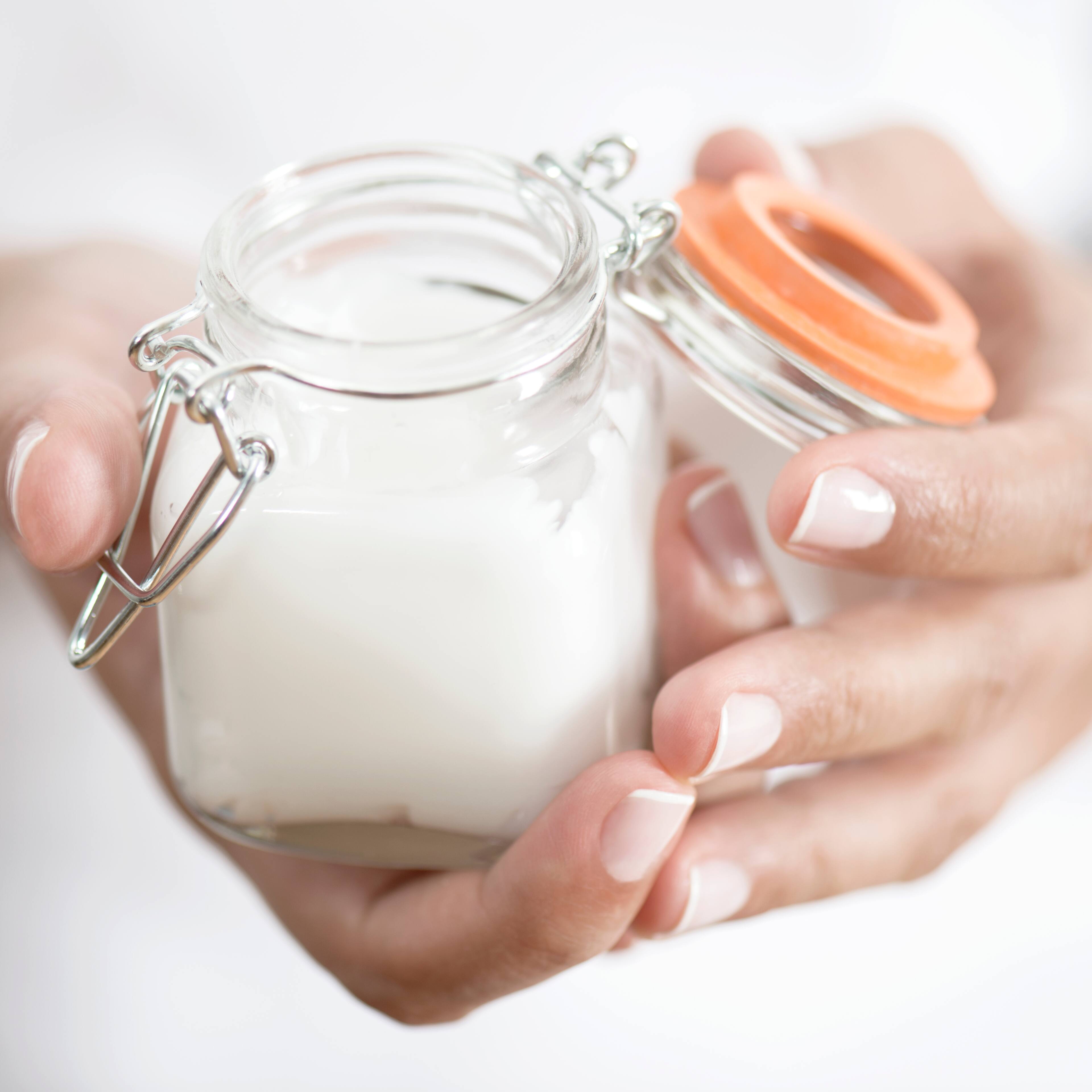 Hände mit Handcreme