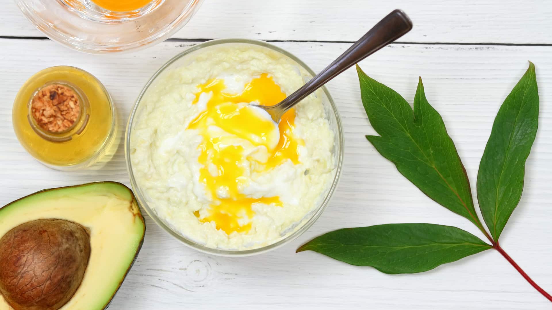 Creme mit Ei, Avocado und Öl